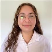 Profesora de diseño gráfico para principiantes de forma remota.